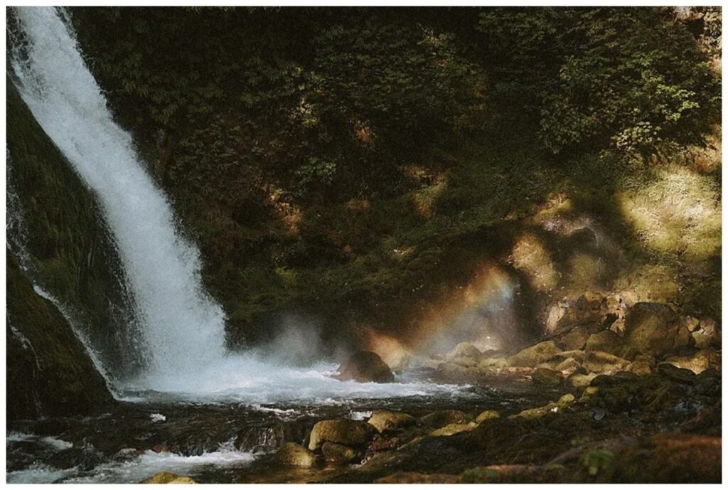 Romantic Editorial Panther Creek Falls Engagement Photos (3)